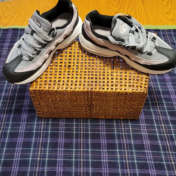 ❌️SOLD❌️ Girls Nike Air Max 95s Lilac, Grey, and Black Size 3 Youth - Picture 11 of 16
